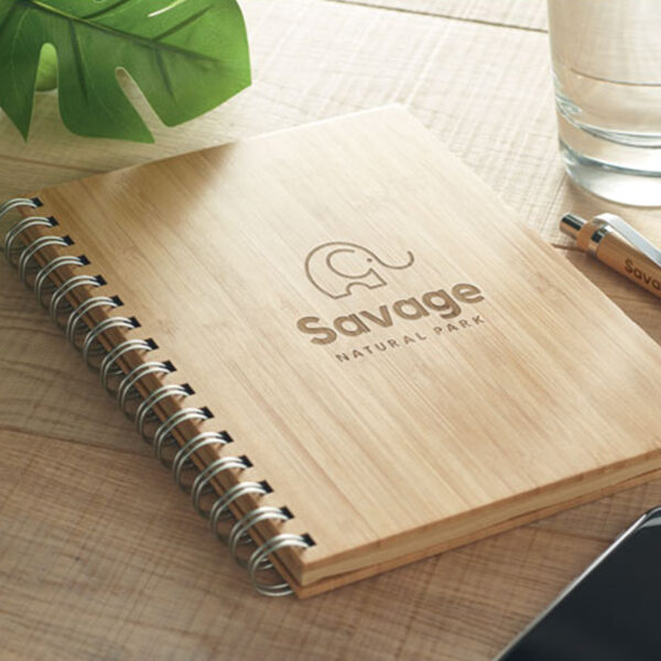 MO6790.jpg Carnet de Notes A5 en Bambou personnalisé – Image 1