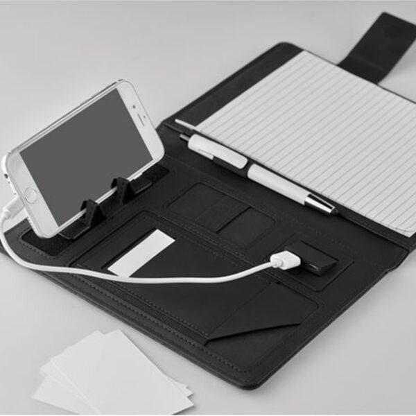 MO9231.jpg Conférencier A5 en PU avec Powerbank personnalisé – Image 1