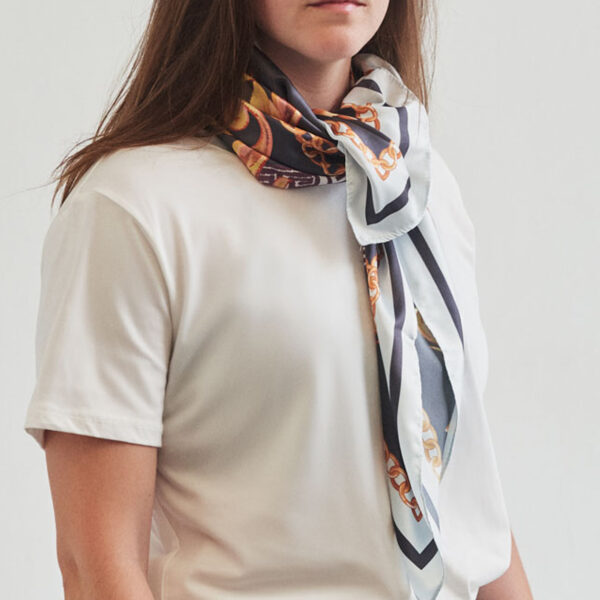 mo2074.jpg Châle en satin de polyester recyclé personnalisé – Image 1