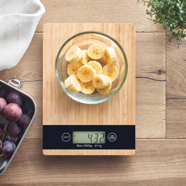 mo6245.jpg Balance de cuisine numérique en bambou personnalisée - 5 kg max – Image 1