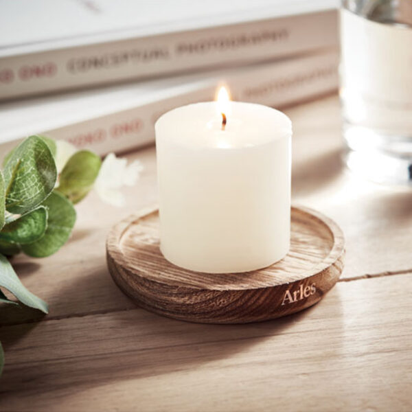 mo6282.jpg Assiette décorative en bois avec bougie vanille personnalisée - 88 g – Image 1