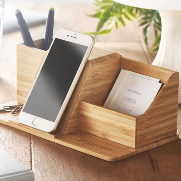 mo6345.jpg Organisateur de bureau en bambou avec chargeur sans fil personnalisé – Image 1