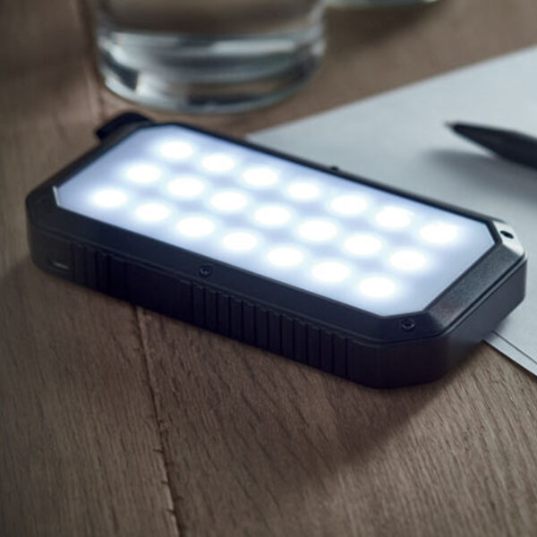 mo6424.jpg Chargeur solaire 8000 mAh avec lampe LED intégrée personnalisé – Image 1
