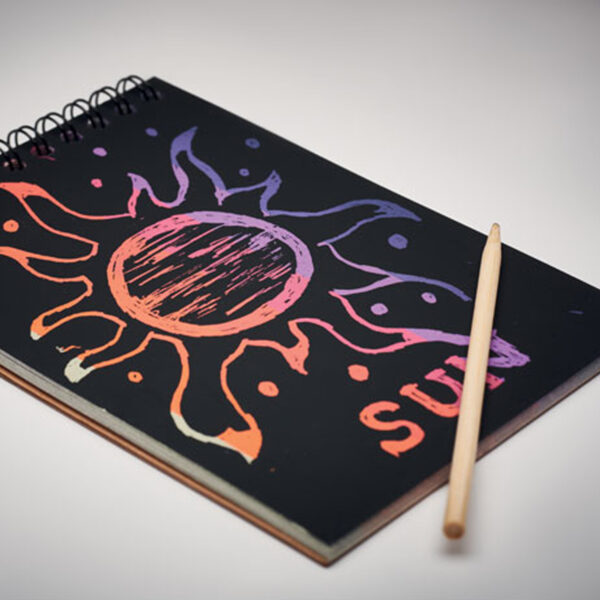 mo6699.jpg Cahier à gratter en kraft recyclé et stylo en bois personnalisé – Image 1